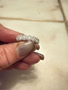 .90 ct Diamond Cluster ring in 14 ktwg. 7 Diamonds w/ halo cluster. Size 7.5